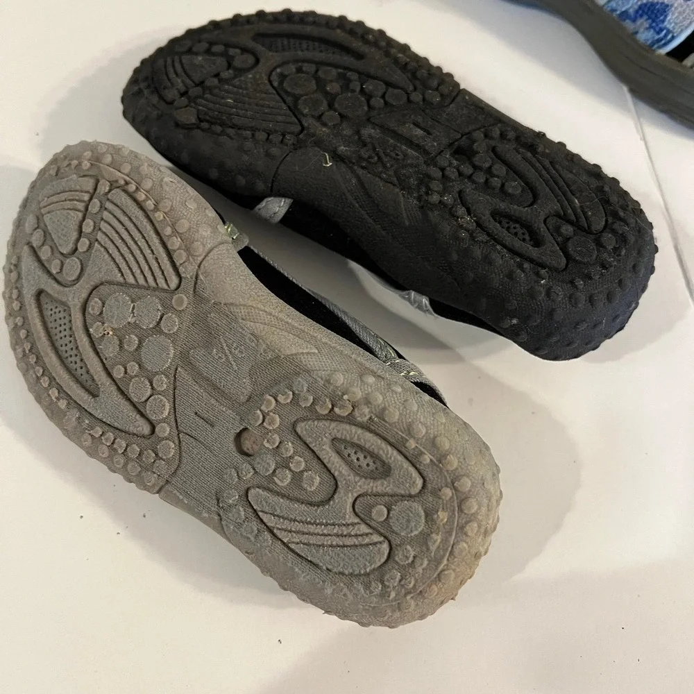 Boys size 5/6 water shoes and sandals (s-182)